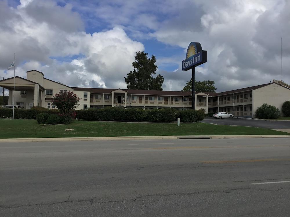 Days Inn By Wyndham Kerrville Extérieur photo